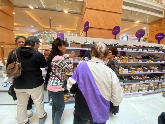 几百美元的鞋子现在一百多块拿下”外贸好东西卖爆了→九游会J9不出口美国了上海市民疯狂“捡漏”！“好(图4)